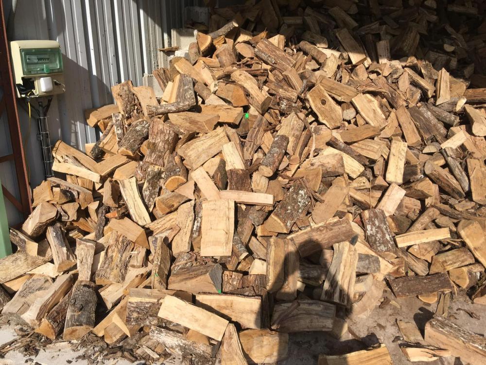 tas de bois de chauffage